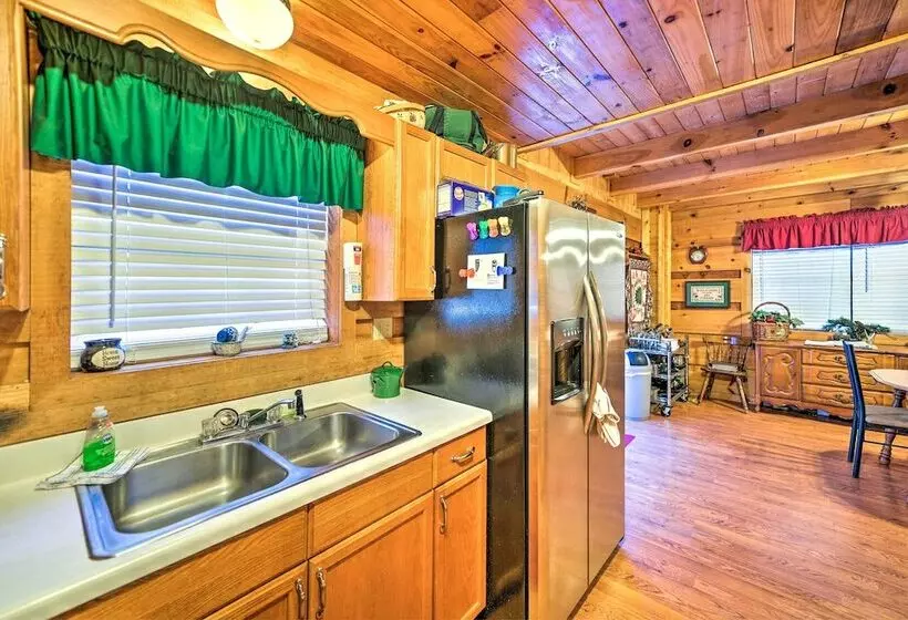 Cozy Tellico Plains Cabin W/ Large Mountain Creek!