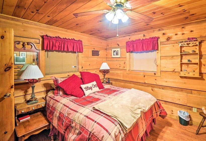 Cozy Tellico Plains Cabin W/ Large Mountain Creek!