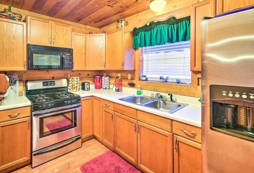 Cozy Tellico Plains Cabin W/ Large Mountain Creek!