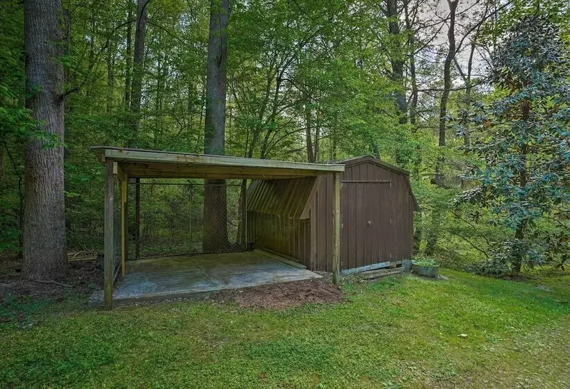 Cozy Tellico Plains Cabin W/ Large Mountain Creek!