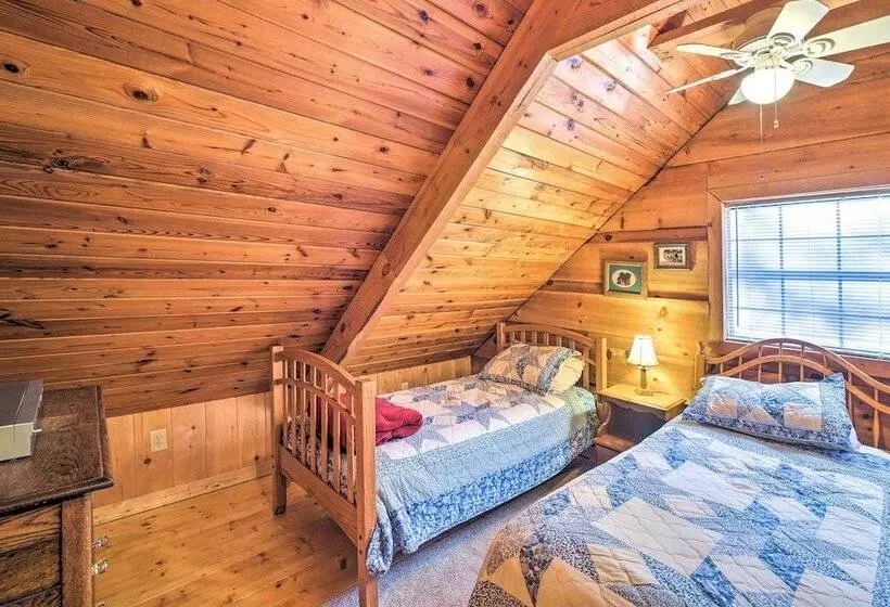 Cozy Tellico Plains Cabin W/ Large Mountain Creek!