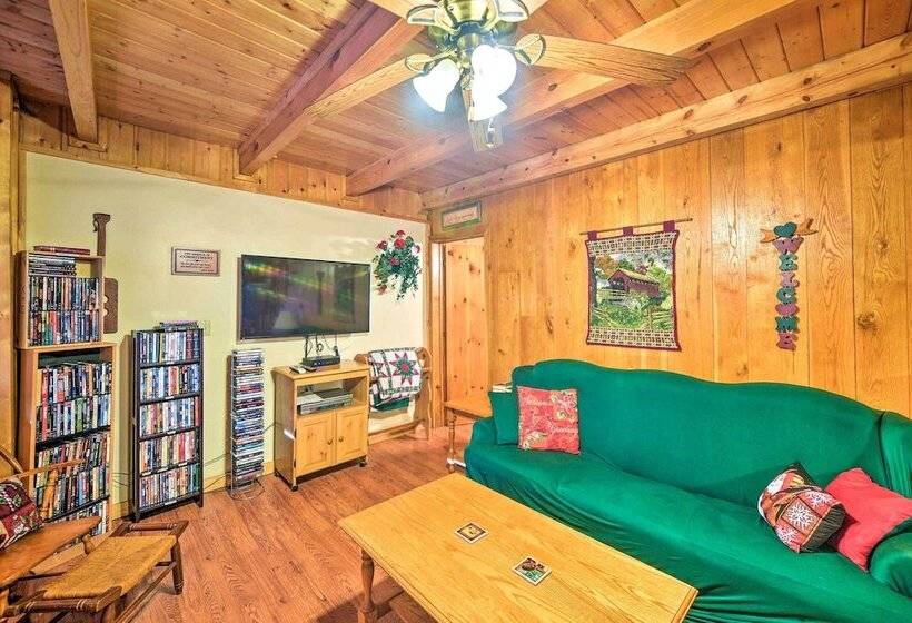 Cozy Tellico Plains Cabin W/ Large Mountain Creek!