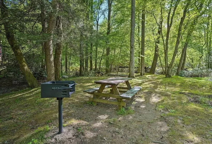 Cozy Tellico Plains Cabin W/ Large Mountain Creek!