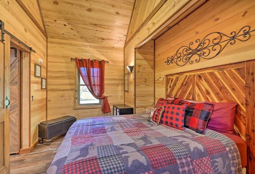 3 Mi To Lake Hamilton:  Tree Top Cabin