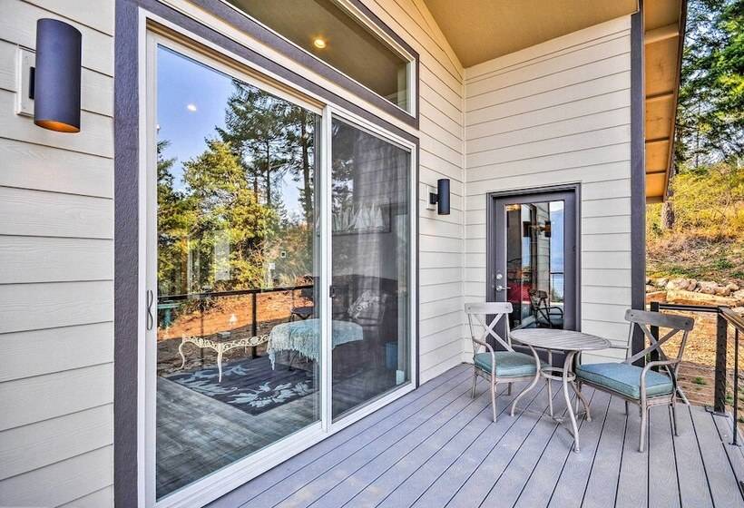 Gorge Retreat    Modern Carson Home W/ Mtn Views!