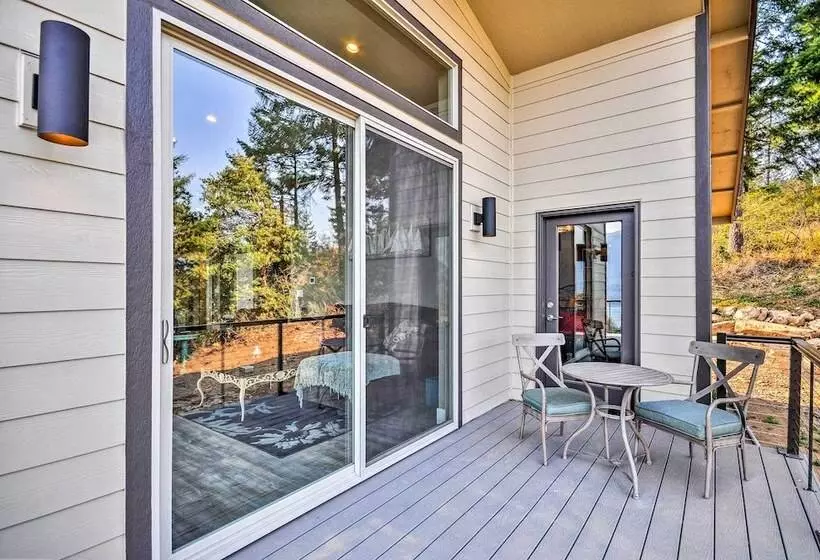 Gorge Retreat    Modern Carson Home W/ Mtn Views!