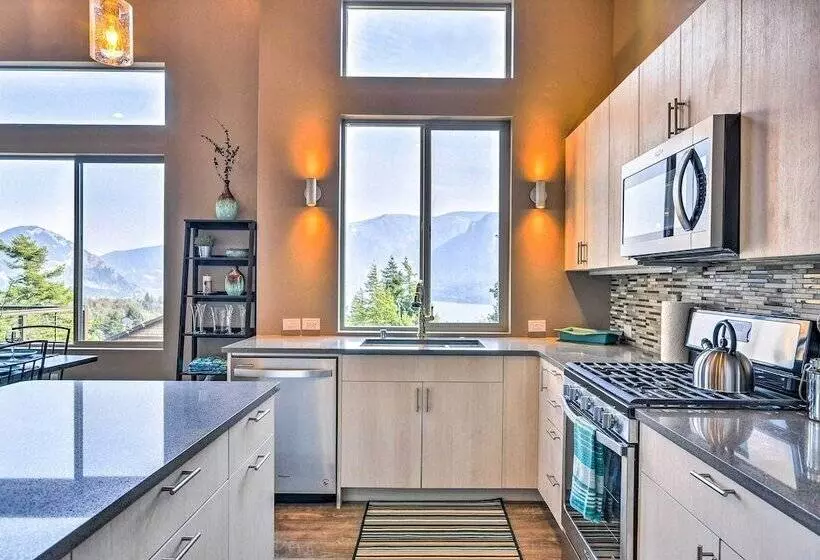 Gorge Retreat    Modern Carson Home W/ Mtn Views!