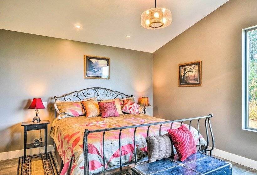 Gorge Retreat    Modern Carson Home W/ Mtn Views!