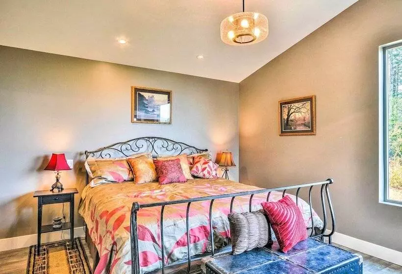 Gorge Retreat    Modern Carson Home W/ Mtn Views!