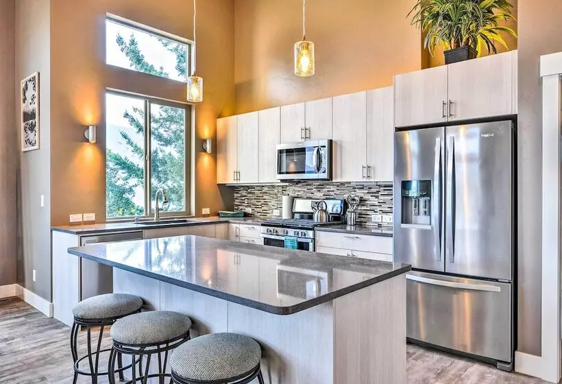 Gorge Retreat    Modern Carson Home W/ Mtn Views!