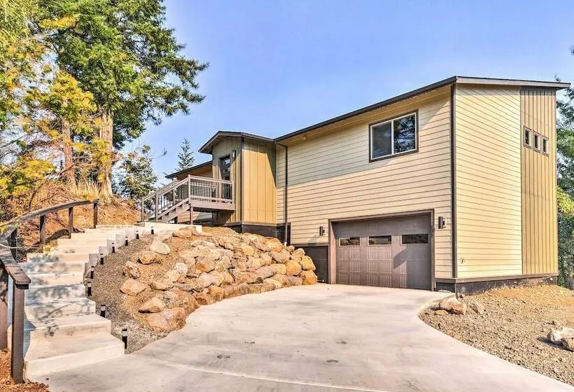 Gorge Retreat    Modern Carson Home W/ Mtn Views!