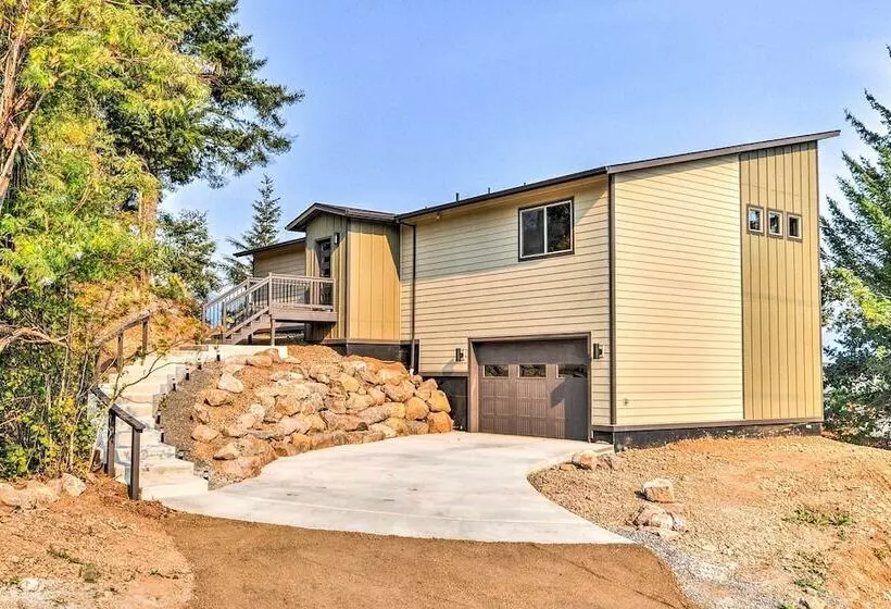 Gorge Retreat    Modern Carson Home W/ Mtn Views!