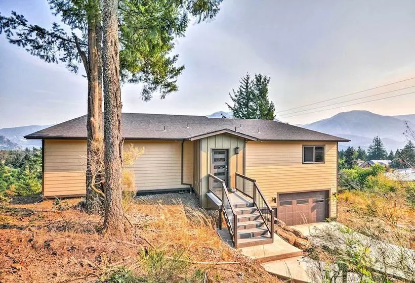 Gorge Retreat    Modern Carson Home W/ Mtn Views!