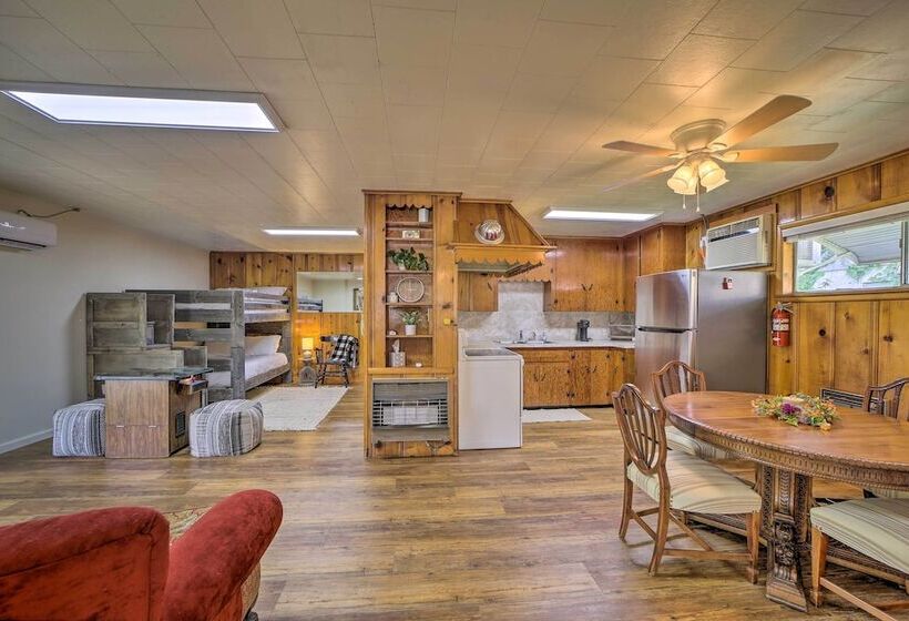 Walk To Lake: Historic Disney Home