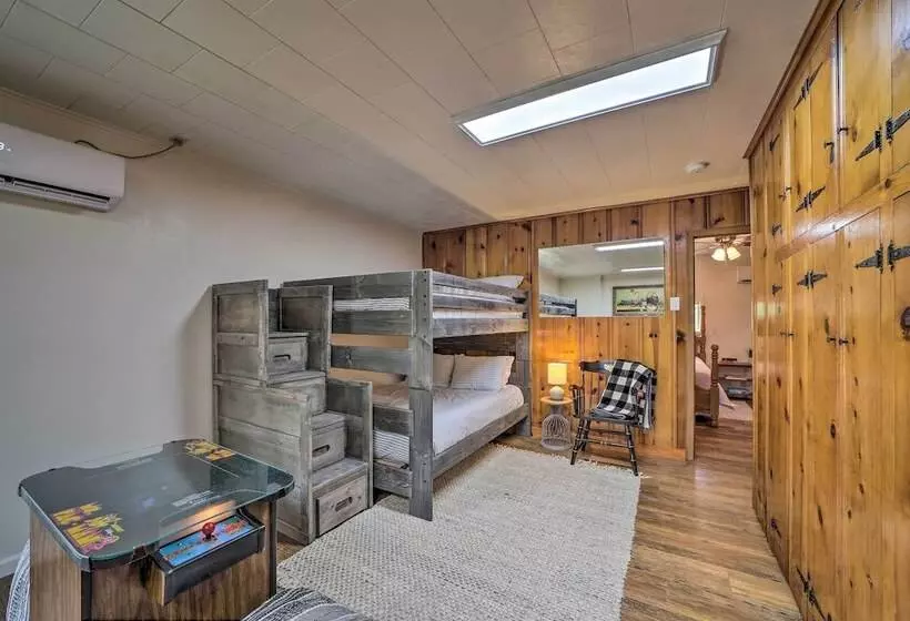 Walk To Lake: Historic Disney Home