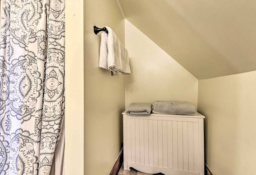 Historic Vermont Ski House W/ Mountain Views!