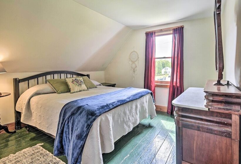 Historic Vermont Ski House W/ Mountain Views!