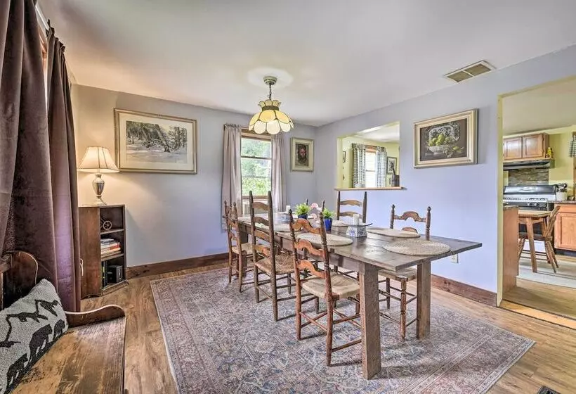 Historic Vermont Ski House W/ Mountain Views!