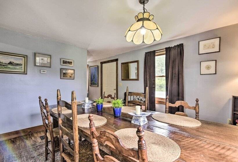 Historic Vermont Ski House W/ Mountain Views!