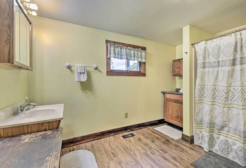 Historic Vermont Ski House W/ Mountain Views!