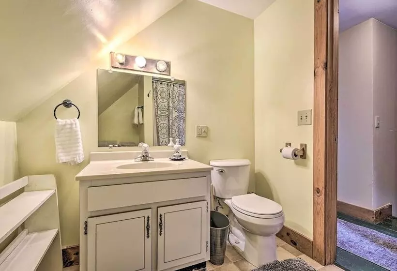 Historic Vermont Ski House W/ Mountain Views!