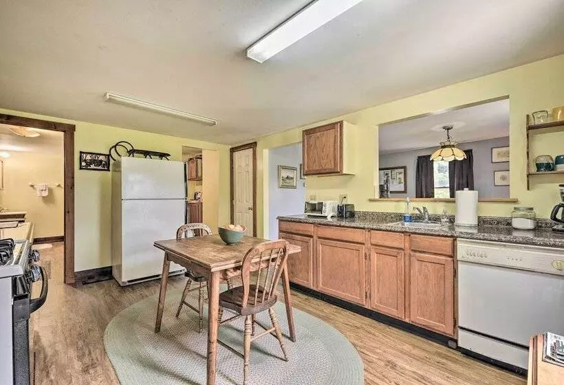 Historic Vermont Ski House W/ Mountain Views!