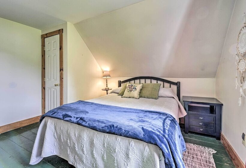 Historic Vermont Ski House W/ Mountain Views!