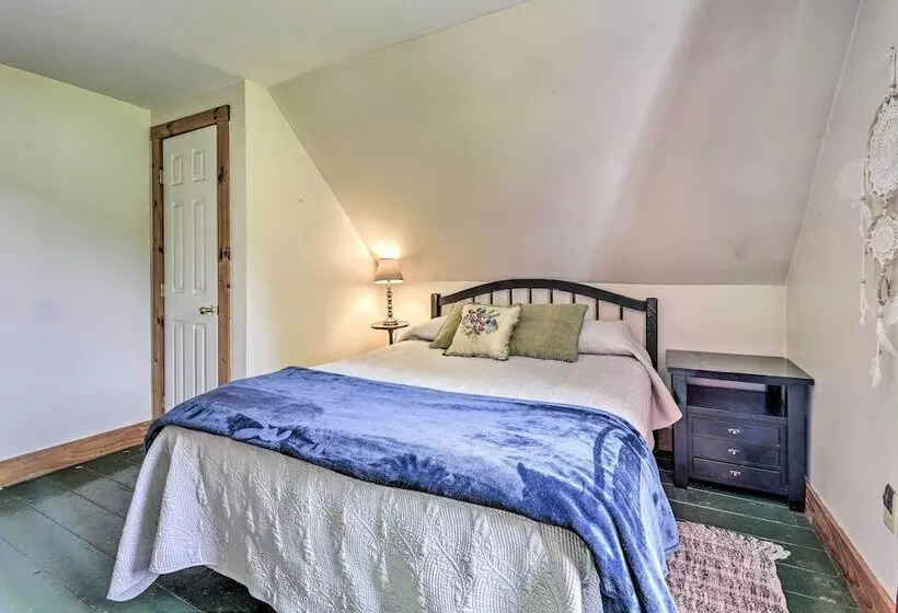 Historic Vermont Ski House W/ Mountain Views!