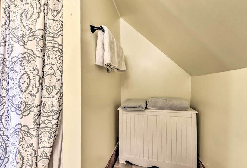 Historic Vermont Ski House W/ Mountain Views!