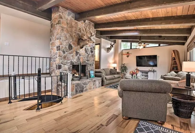 Indian Lake Retreat W/ Wet Bar & Covered Deck