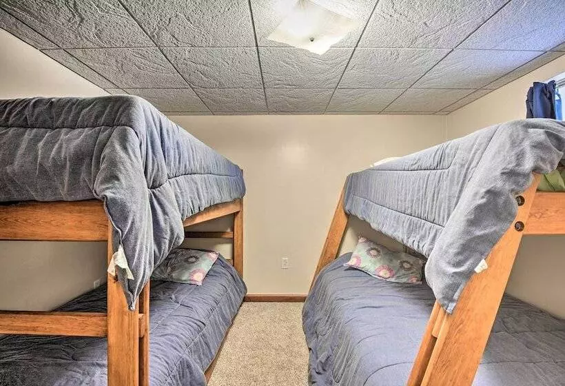 Indian Lake Retreat W/ Wet Bar & Covered Deck