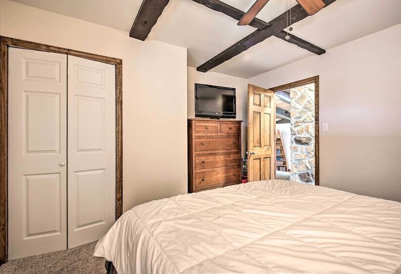 Indian Lake Retreat W/ Wet Bar & Covered Deck