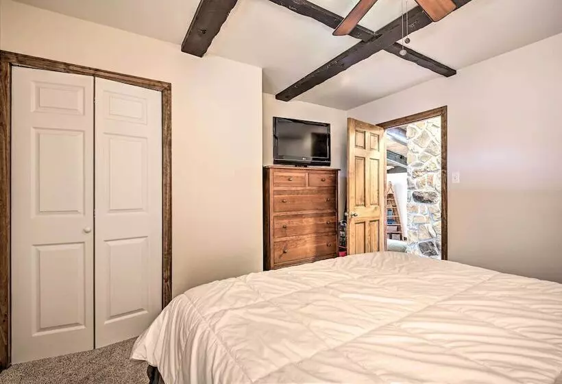 Indian Lake Retreat W/ Wet Bar & Covered Deck