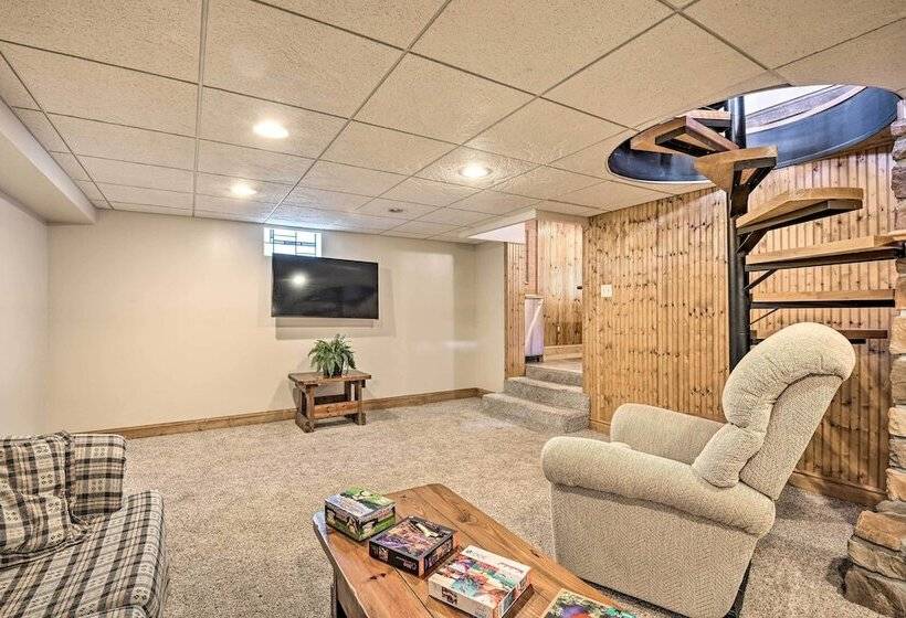 Indian Lake Retreat W/ Wet Bar & Covered Deck