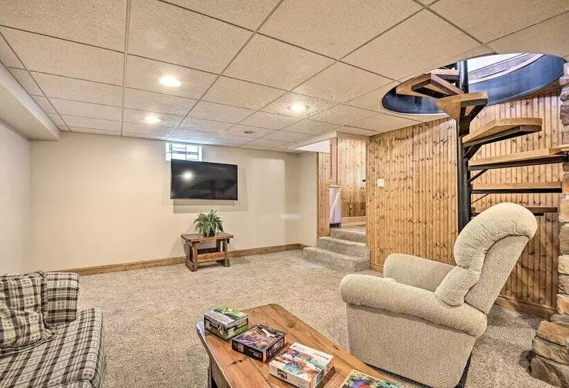 Indian Lake Retreat W/ Wet Bar & Covered Deck