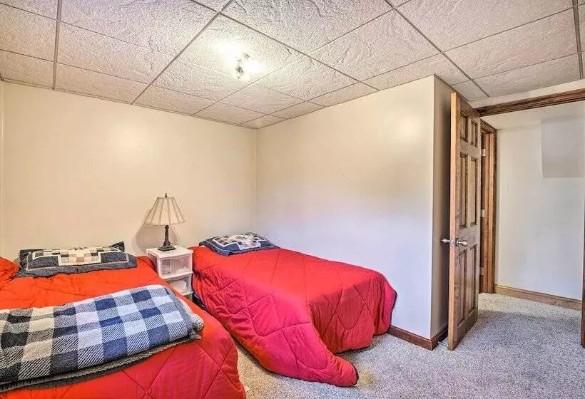 Indian Lake Retreat W/ Wet Bar & Covered Deck