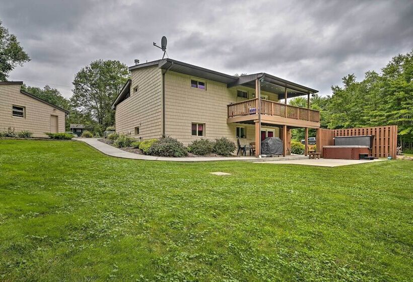 Indian Lake Retreat W/ Wet Bar & Covered Deck