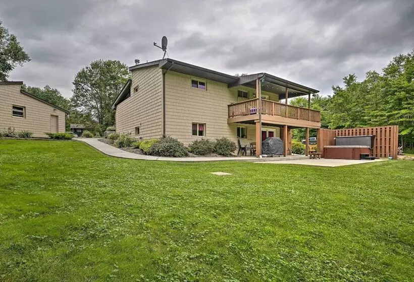 Indian Lake Retreat W/ Wet Bar & Covered Deck