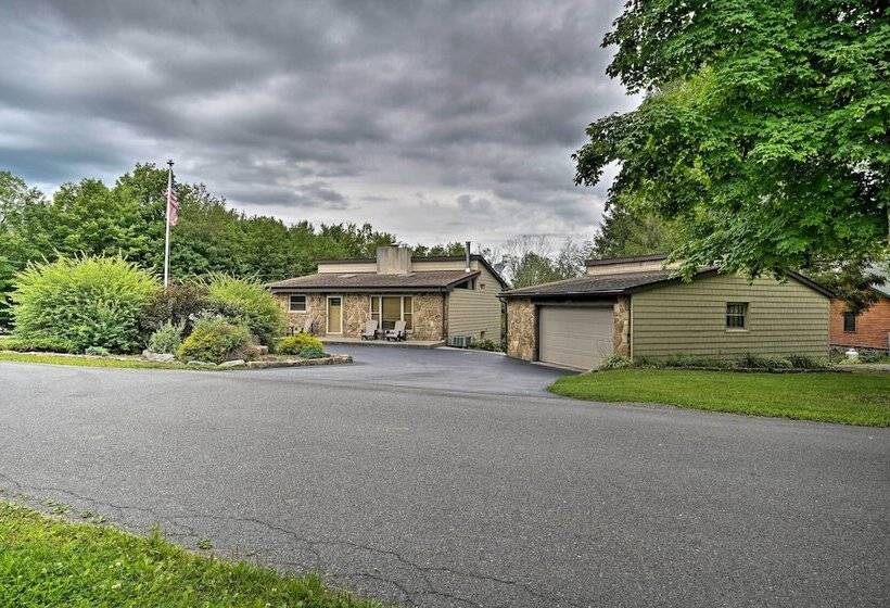 Indian Lake Retreat W/ Wet Bar & Covered Deck