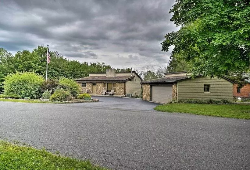 Indian Lake Retreat W/ Wet Bar & Covered Deck