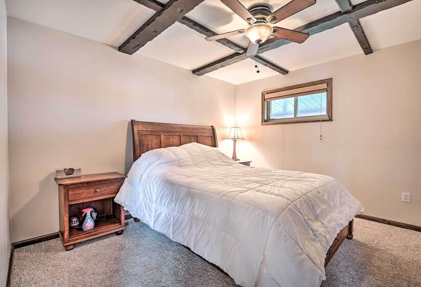 Indian Lake Retreat W/ Wet Bar & Covered Deck