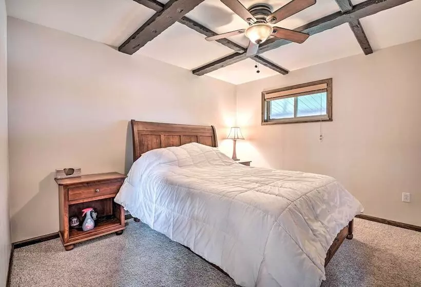 Indian Lake Retreat W/ Wet Bar & Covered Deck