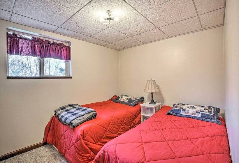 Indian Lake Retreat W/ Wet Bar & Covered Deck