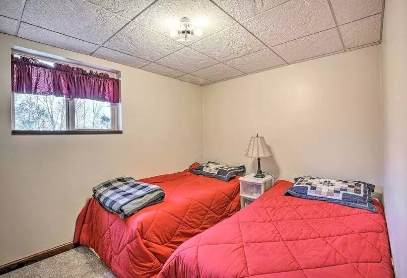 Indian Lake Retreat W/ Wet Bar & Covered Deck