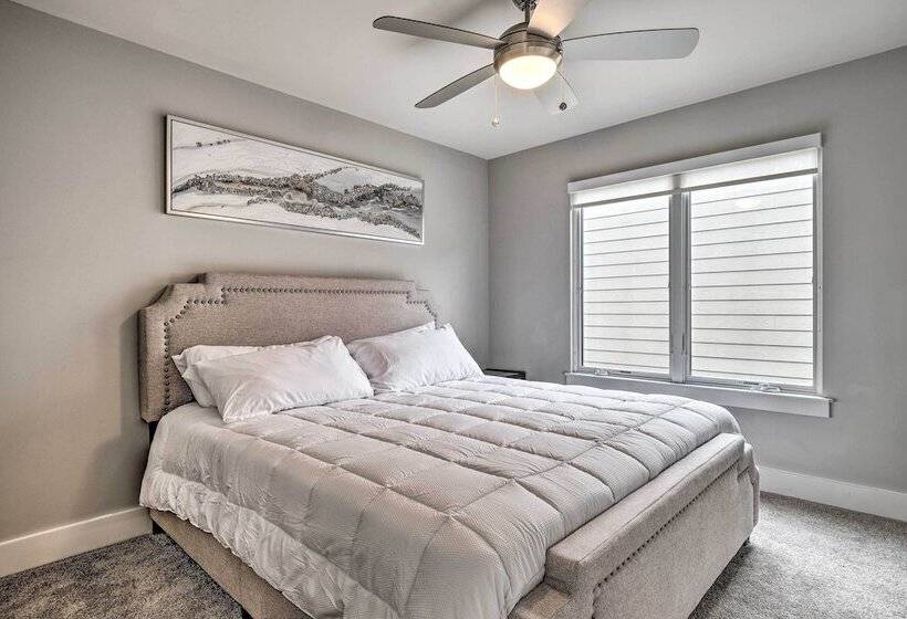 Modern Indianapolis Home W/ Skyline Views