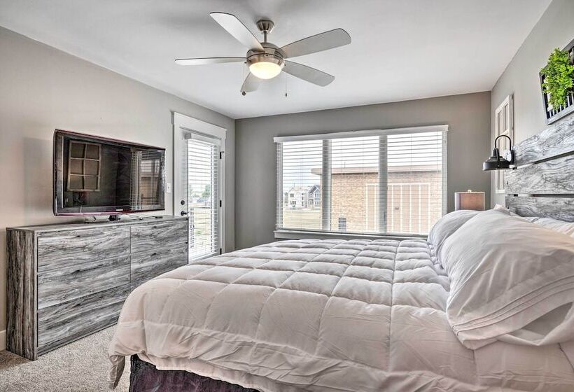 Modern Indianapolis Home W/ Skyline Views