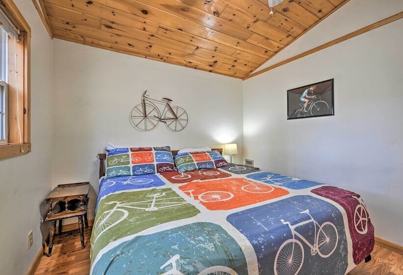 North Carolina Retreat W/ Hot Tub, Deck & Fire Pit