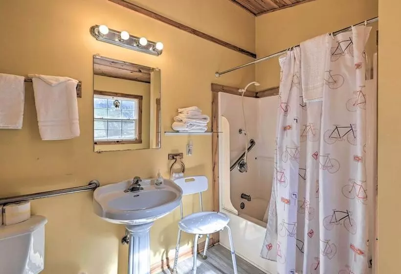 North Carolina Retreat W/ Hot Tub, Deck & Fire Pit