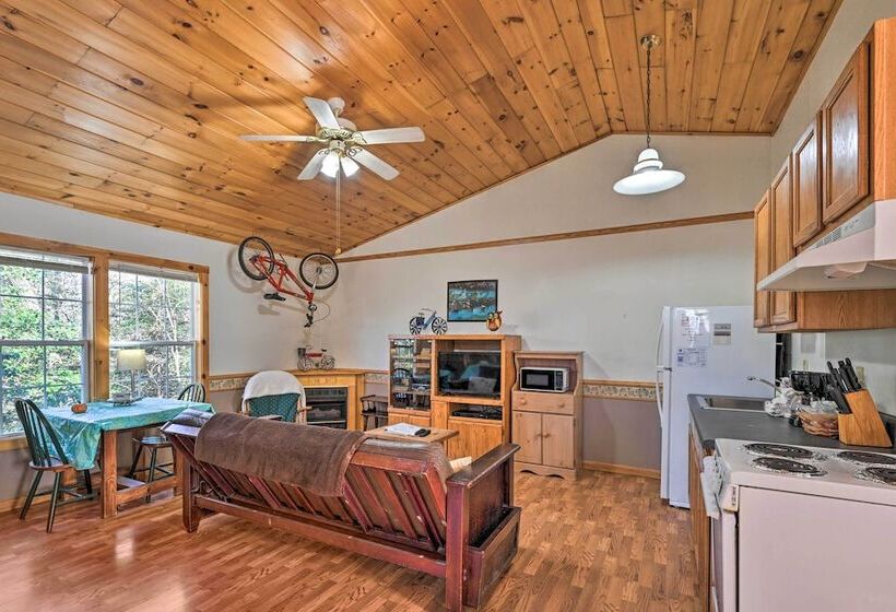 North Carolina Retreat W/ Hot Tub, Deck & Fire Pit