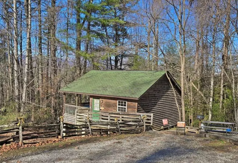 North Carolina Retreat W/ Hot Tub, Deck & Fire Pit